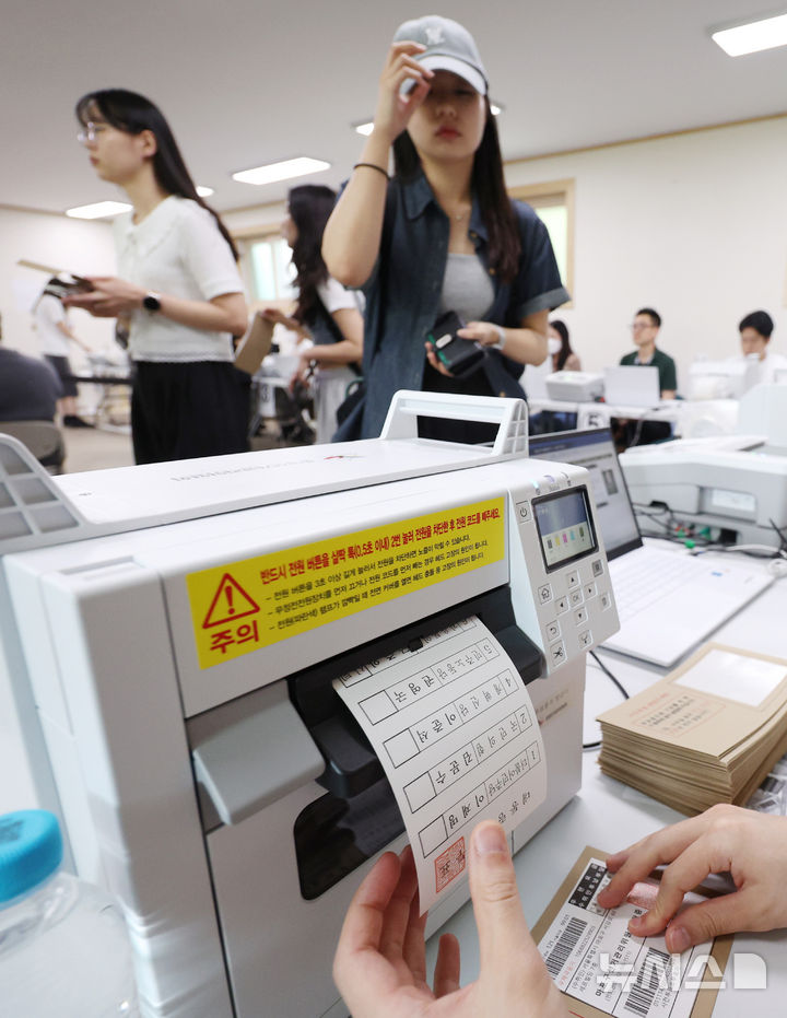 [서울=뉴시스] 김진아 기자 = 제21대 대통령선거 사전투표가 시간된 29일 서울 서대문구 구 신촌동주민센터에 마련된 사전투표소에서 대학생 유권자들이 투표를 하기위해 줄을 서고 있다. 2025.05.29. bluesoda@newsis.com
