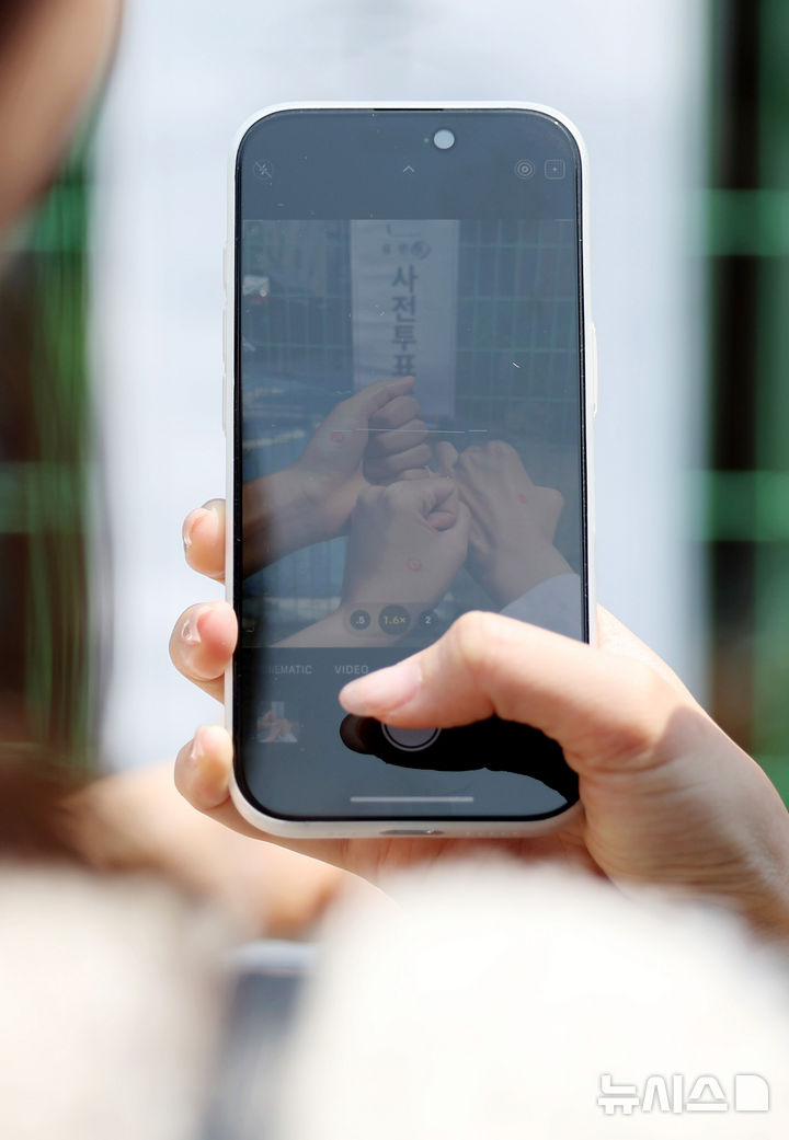 [서울=뉴시스] 김진아 기자 = 제21대 대통령선거 사전투표가 시간된 29일 서울 서대문구 구 신촌동주민센터에 마련된 사전투표소에서 대학생 유권자들이 투표 인증샷을 찍고 있다. 2025.05.29. bluesoda@newsis.com