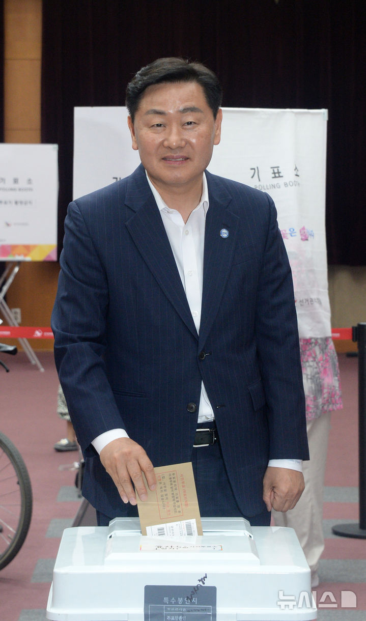 [전주=뉴시스] 김얼 기자 = 김관영 전북특별자치도지사가 29일 전북 전주시 완산구 전북특별자치도청에 마련된 사전투표소를 찾아 투표를 하고 있다. 2025.05.29. pmkeul@newsis.com