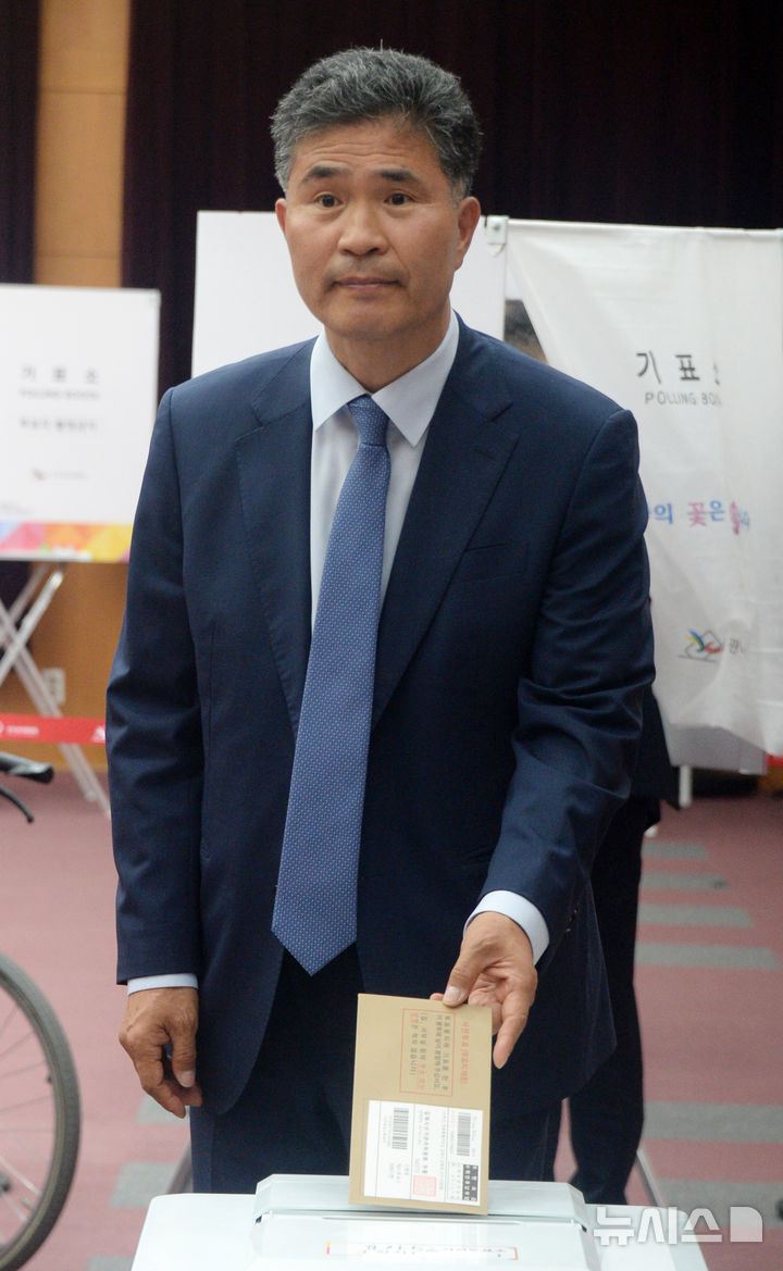 [전주=뉴시스] 김얼 기자 = 이원택 더불어민주당 전북특별자치도당 도당위원장이 29일 전북 전주시 완산구 전북특별자치도청에 마련된 사전투표소를 찾아 투표를 하고 있다. 2025.05.29. pmkeul@newsis.com