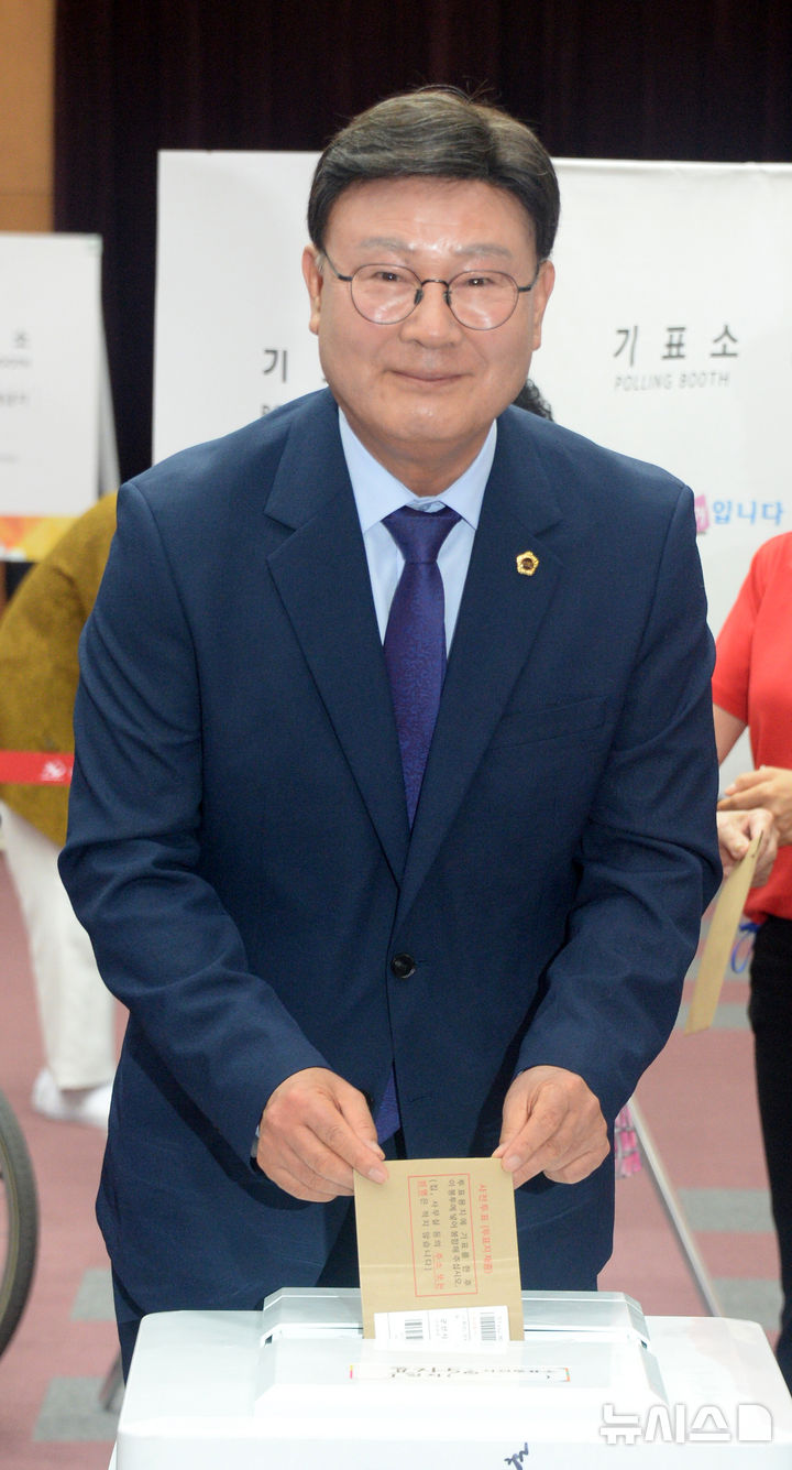 [전주=뉴시스] 김얼 기자 = 문승우 전북특별자치도의회 의장이 29일 전북 전주시 완산구 전북특별자치도청에 마련된 사전투표소를 찾아 투표를 하고 있다. 2025.05.29. pmkeul@newsis.com