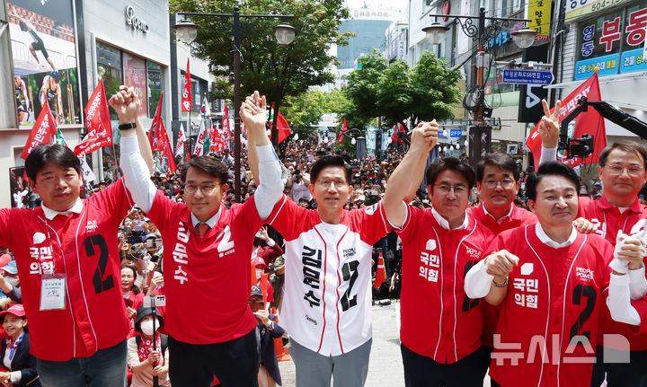 [인천=뉴시스] 권창회 기자 = 김문수 국민의힘 대선 후보가 29일 인천 부평구 문화의거리 인근에서 열린 집중유세에서 지지호소를 하고 있다. (공동취재) 2025.05.29. photo@newsis.com