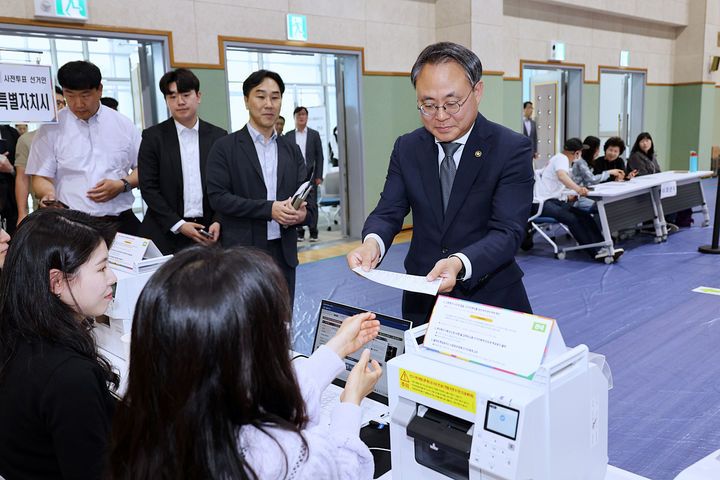 [서울=뉴시스] 김근수 기자 = 고기동 행정안전부 장관 직무대행이 지난 29일 오전 세종특별자치시 어진동 복합커뮤니티센터에 설치된 사전투표소에서 제21대 대통령선거 사전투표를 하고 있다. (사진= 행정안전부 제공) 2025.05.29. photo@newsis.com *재판매 및 DB 금지