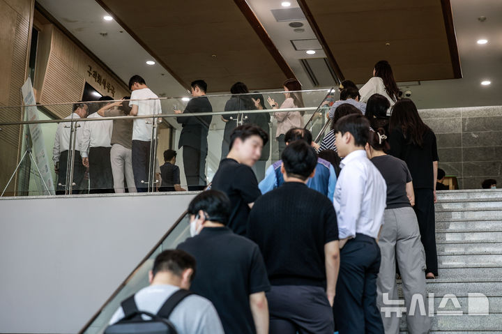 [서울=뉴시스] 정병혁 기자 = 제21대 대통령선거 사전투표 첫 날인 29일 서울 영등포구 영등포아트홀에 설치된 사전투표소를 찾은 유권자들이 투표를 하기위해 줄 서 있다. 2025.05.29. jhope@newsis.com