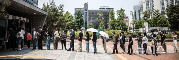 [서울=뉴시스] 정병혁 기자 = 제21대 대통령선거 사전투표 첫 날인 29일 서울 영등포구 영등포아트홀에 설치된 사전투표소를 찾은 유권자들이 투표를 하기위해 줄 서 있다. 2025.05.29. jhope@newsis.com
