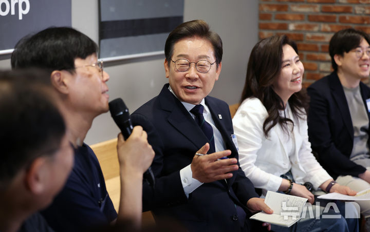 [서울=뉴시스] 조성우 기자 = 이재명 더불어민주당 대선후보가 29일 서울 성동구 메리히어에서 열린 '혁신성장의 씨앗, 스타트업 레벨업!' 간담회에서 소셜벤처 대표들과 대화하고 있다. 2025.05.29. xconfind@newsis.com