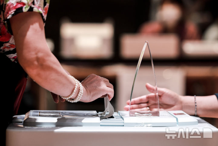 [서울=뉴시스] 정병혁 기자 = 제21대 대통령선거 사전투표 첫 날인 29일 서울 구로구 구로구민회관 대강당에 설치된 사전투표소를 찾은 유권자들이 투표를 하고 있다. 2025.05.29. jhope@newsis.com