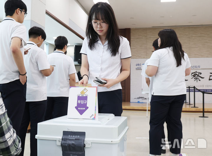 [수원=뉴시스] 김종택 기자 = 제21대 대통령선거 사전투표 첫날인 29일 경기 수원시 연무동행정복지센터에 마련된 사전투표소에서 삼일공업고등학교 3학년 학생 유권자들이 생애 첫 투표를 하고 있다. (공동취재) 2025.05.29. photo@newsis.com
