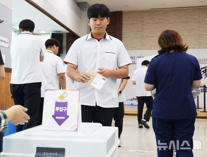 [수원=뉴시스] 김종택 기자 = 제21대 대통령선거 사전투표 첫날인 29일 경기 수원시 연무동행정복지센터에 마련된 사전투표소에서 삼일공업고등학교 3학년 학생 유권자들이 생애 첫 투표를 하고 있다. (공동취재) 2025.05.29. photo@newsis.com