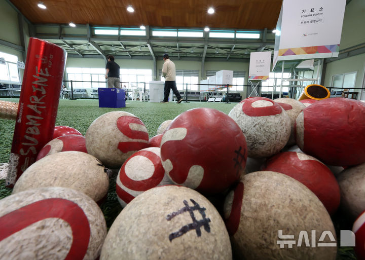 [세종=뉴시스] 강종민 기자 = 제21대 대통령선거 사전투표 첫 날인 29일 세종시 소정면 소정게이트볼장에 마련된 사전투표소에서 유권자들이 소중한 한표를 행사하고 있다. 2025.05.29. ppkjm@newsis.com