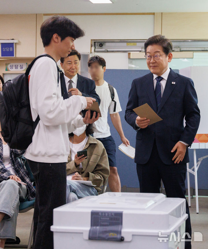 [서울=뉴시스] 조성우 기자 = 이재명 더불어민주당 대선후보가 제21대 대통령 선거 사전투표 첫날인 29일 서울 서대문구 신촌동 주민센터 투표소에서 사전투표를 하고 있다. (공동취재) 2025.05.29. photo@newsis.com