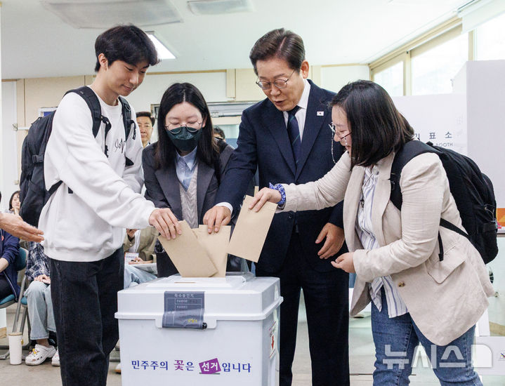 [서울=뉴시스] 조성우 기자 = 이재명 더불어민주당 대선후보가 제21대 대통령 선거 사전투표 첫날인 29일 서울 서대문구 신촌동 주민센터 투표소에서 청년들과 함께 사전투표를 하고 있다. (공동취재) 2025.05.29. photo@newsis.com