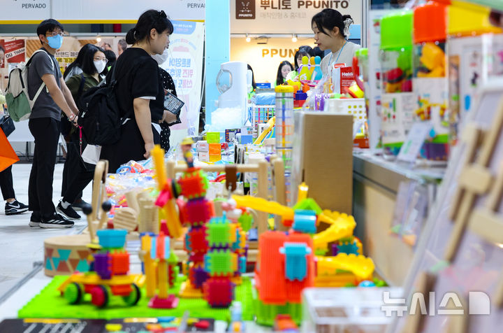 [서울=뉴시스] 황준선 기자 =서울 강남구 세텍(SETEC)에서 열린 서울국제유아교육전&키즈페어을 찾은 관람객들이 유아 장난감을 살펴보고 있다. 2025.05.29. hwang@newsis.com **사진은 기사 내용과 무관합니다. 