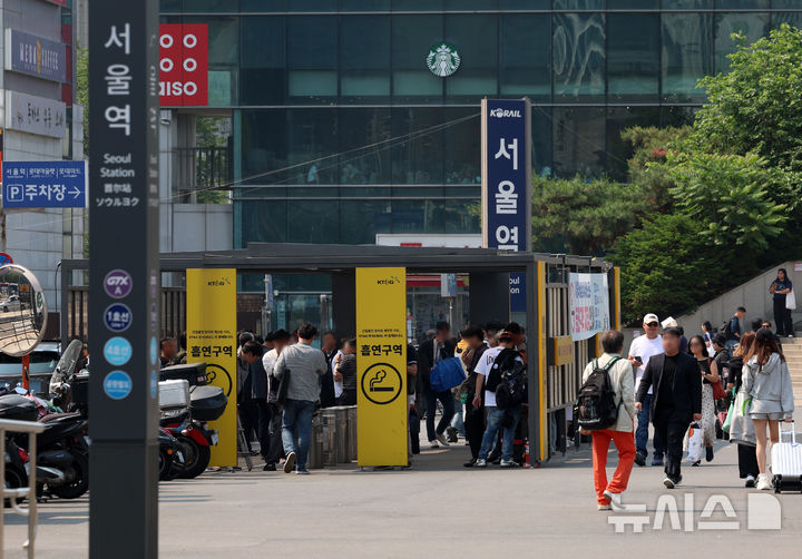 [서울=뉴시스] 이영환 기자 = 29일 서울 중구 서울역광장 흡연부스가 보이고 있다. 서울역광장 및 주변 도로가 오는 6월 1일부터 금연구역으로 지정된다. 금연구역은 서울역광장 및 역사 주변 약 4만3000㎡, 서울역버스종합환승센터 일원 약 1만3800㎡ 등 총 5만6800㎡ 규모다. 흡연자는 한국철도공사가 운영하는 서울역광장 내 흡연부스를 이용해야 한다. 지난 3월부터 계도기간을 운영했으며 6월부터는 서울역광장 금연구역 단속 전담반을 구성해 집중단속에 들어간다. 2025.05.29.&nbsp; 20hwan@newsis.com