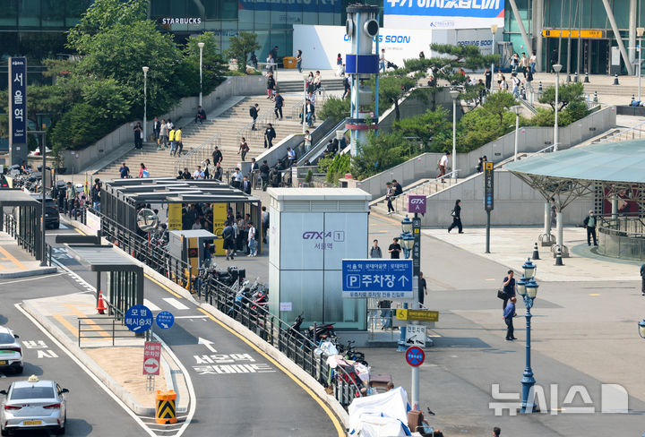 [서울=뉴시스] 이영환 기자 = 29일 서울 중구 서울역광장이 보이고 있다. 서울역광장 및 주변 도로가 오는 6월 1일부터 금연구역으로 지정된다. 금연구역은 서울역광장 및 역사 주변 약 4만3000㎡, 서울역버스종합환승센터 일원 약 1만3800㎡ 등 총 5만6800㎡ 규모다. 흡연자는 한국철도공사가 운영하는 서울역광장 내 흡연부스를 이용해야 한다. 지난 3월부터 계도기간을 운영했으며 6월부터는 서울역광장 금연구역 단속 전담반을 구성해 집중단속에 들어간다. 2025.05.29.&nbsp; 20hwan@newsis.com