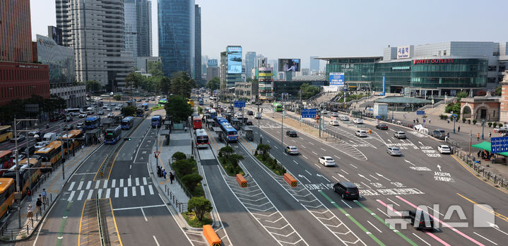 [서울=뉴시스] 이영환 기자 = 29일 서울 중구 서울역광장 일대가 보이고 있다. 서울역광장 및 주변 도로가 오는 6월 1일부터 금연구역으로 지정된다. 금연구역은 서울역광장 및 역사 주변 약 4만3000㎡, 서울역버스종합환승센터 일원 약 1만3800㎡ 등 총 5만6800㎡ 규모다. 흡연자는 한국철도공사가 운영하는 서울역광장 내 흡연부스를 이용해야 한다. 지난 3월부터 계도기간을 운영했으며 6월부터는 서울역광장 금연구역 단속 전담반을 구성해 집중단속에 들어간다. 2025.05.29.&nbsp; 20hwan@newsis.com