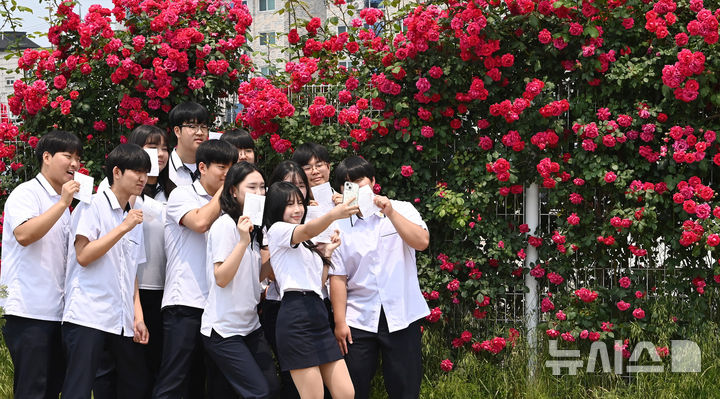 [수원=뉴시스] 김종택기자 = 제21대 대통령선거 사전투표 첫날인 29일 경기 수원시 연무동 행정복지센터에 마련된 사전투표소에서 삼일공업고등학교 3학년 학생 유권자들이 생애 첫 투표를 마친 뒤 인증샷을 남기고 있다. 2025.05.29. jtk@newsis.com