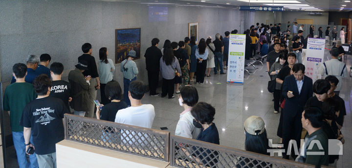 [전주=뉴시스] 김얼 기자 = 제21대 대통령선거 사전투표 첫날인 29일 전북 전주시 완산구 전북특별자치도청 대회의실에 마련된 사전투표소를 찾은 시민들이 투표를 하기 위해 줄지어 서 있다. 2025.05.29. pmkeul@newsis.com