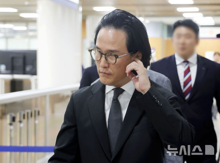 [서울=뉴시스] 홍효식 기자 = 조현범 한국앤컴퍼니그룹 회장이 지난 5월 서울 서초구 서울중앙지방법원에서 열린 200억대 횡령·배임 혐의 관련 선고 공판에 출석하고 있다. 2025.05.29. photo@newsis.com