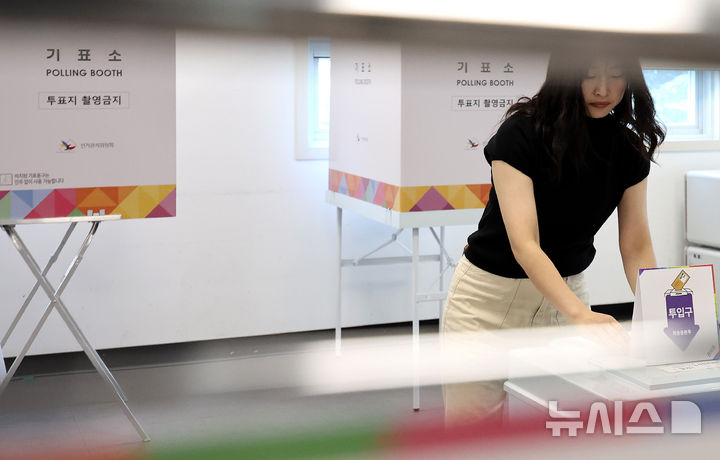 [대구=뉴시스] 이무열 기자 = 제21대 대통령선거 사전투표 첫날인 29일 대구 수성구 범어2동 행정복지센터에 마련된 사전투표소에서 한 유권자가 투표를 하고 있다. 2025.05.29. lmy@newsis.com