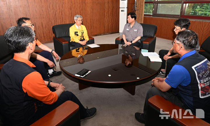 [광주=뉴시스] 이영주 기자 = 민주노동당 권영국(왼쪽 세번째) 대선 후보와 금호타이어 광주공장 관계자, 전국금속노동조합 금호타이어 지회 간부들이 29일 오후 광주 광산구 금호타이어 광주공장에서 간담회를 갖고 있다. 2025.05.29. leeyj2578@newsis.com