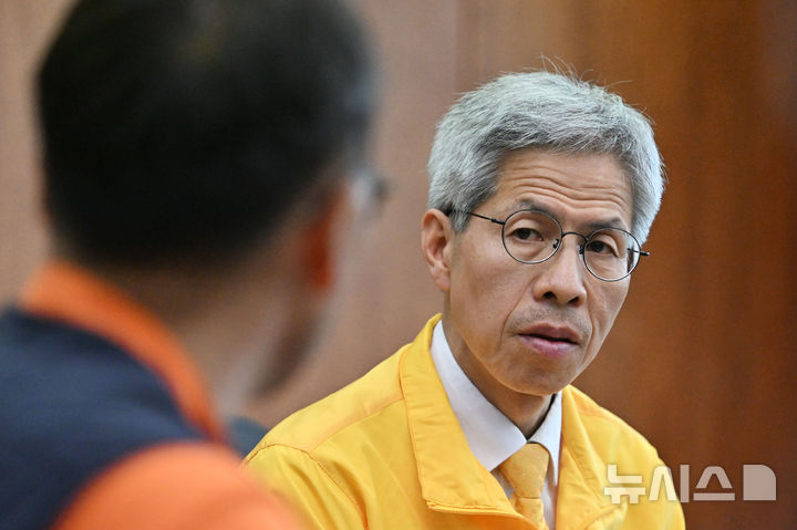 [광주=뉴시스] 이영주 기자 = 권영국 민주노동당 대선후보가 29일 오후 광주 광산구 금호타이어 광주공장에서 열린 노사간담회에 참여해 이야기를 듣고 있다. 2025.05.29. leeyj2578@newsis.com