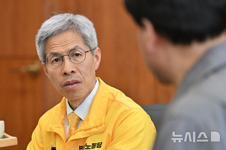 [광주=뉴시스] 이영주 기자 = 권영국 민주노동당 대선후보가 29일 오후 광주 광산구 금호타이어 광주공장에서 열린 노사간담회에 참여해 이야기를 듣고 있다. 2025.05.29. leeyj2578@newsis.com