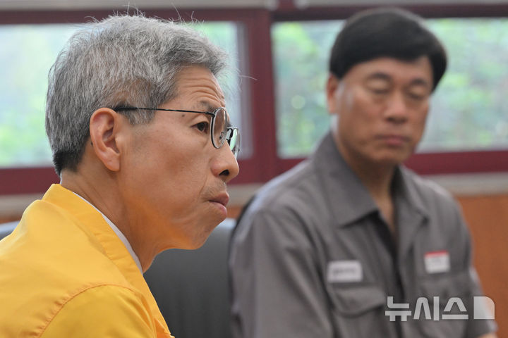 [광주=뉴시스] 이영주 기자 = 민주노동당 권영국 대선 후보가 29일 오후 광주 광산구 금호타이어 광주공장에서 열린 노사간담회에 참여해 이야기를 듣고 있다. 2025.05.29. leeyj2578@newsis.com