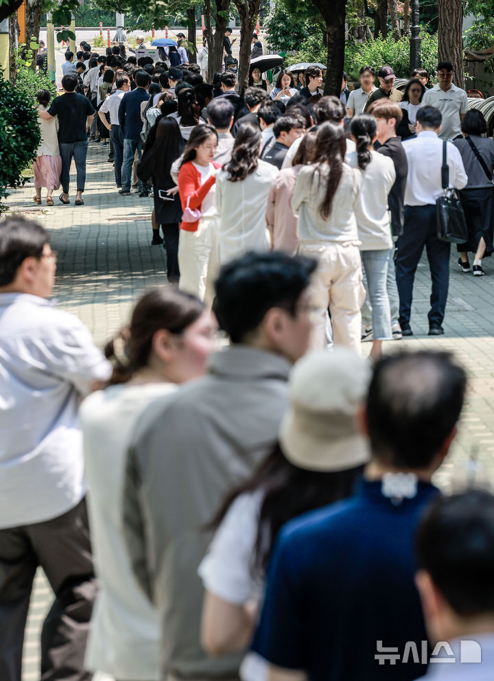 [서울=뉴시스] 정병혁 기자 = 제21대 대통령선거 사전투표 첫 날인 29일 서울 영등포구 여의동주민센터에 설치된 사전투표소를 찾은 유권자들이 투표를 하기 위해 줄 서 있다. 2025.05.29. jhope@newsis.com