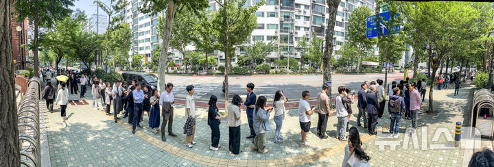 [서울=뉴시스] 정병혁 기자 = 제21대 대통령선거 사전투표 첫 날인 29일 서울 영등포구 여의동주민센터에 설치된 사전투표소를 찾은 유권자들이 투표를 하기 위해 줄 서 있다. 2025.05.29. jhope@newsis.com