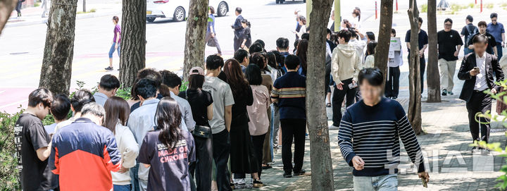 [서울=뉴시스] 정병혁 기자 = 제21대 대통령선거 사전투표 첫 날인 29일 서울 영등포구 여의동주민센터에 설치된 사전투표소를 찾은 유권자들이 투표를 하기 위해 줄 서 있다. 2025.05.29. jhope@newsis.com
