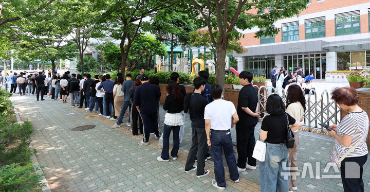 [서울=뉴시스] 이영환 기자 = 시민들이 제21대 대통령 선거 사전투표 첫날인 29일 오후 서울 영등포구 여의동주민센터에 마련된 사전투표소에서 투표를 하기 위해 대기하고 있다. 2025.05.29. 20hwan@newsis.com