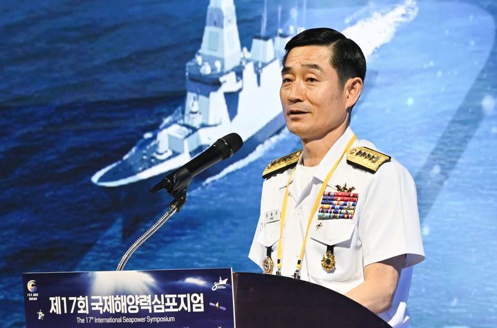[서울=뉴시스] 양용모 해군참모총장이 29일 부산 해운대구 시그니엘 부산에서 열린 제17회 국제해양력 심포지엄에서 개회사를 하고 있다. (사진=해군 제공) 2025.05.29. photo@newsis.com *재판매 및 DB 금지