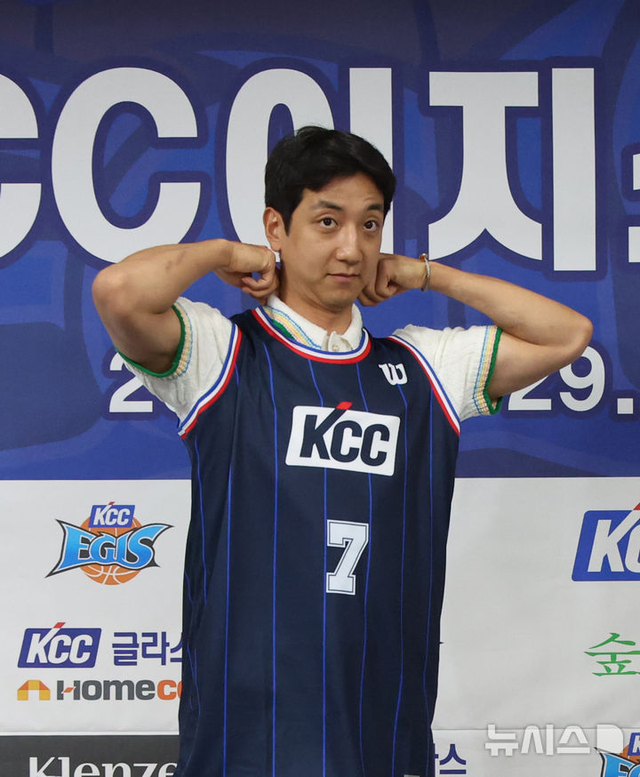 [서울=뉴시스] 김금보 기자 = 부산 KCC 이지스로 이적한 허훈이 29일 서울 강남구 KBL센터에서 열린 입단식에서 이상민 감독에게 유니폼을 받고 있다. 2025.05.29. kgb@newsis.com