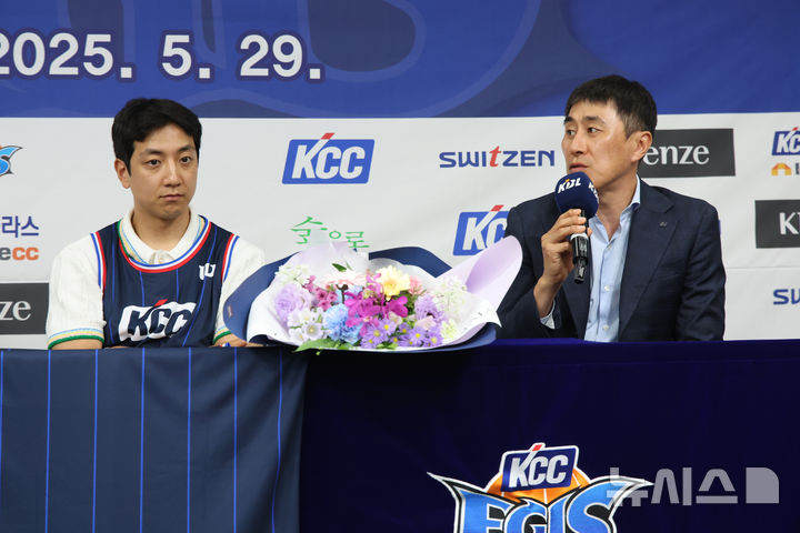 [서울=뉴시스] 김금보 기자 = 이상민 부산 KCC 이지스 감독이 지난 5월29일 서울 강남구 KBL센터에서 열린 허훈 입단식에서 질문에 답하고 있다. 2025.05.29. kgb@newsis.com