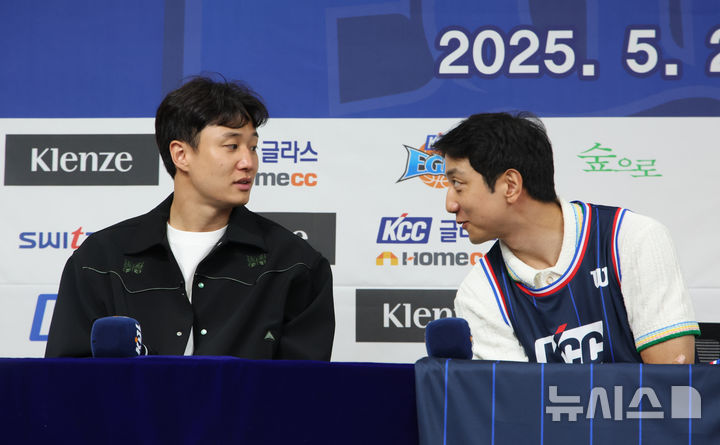 [서울=뉴시스] 김금보 기자 = 부산 KCC 이지스로 이적한 허훈이 29일 서울 강남구 KBL센터에서 열린 입단식에서 허웅과 대화를 하고 있다. 2025.05.29. kgb@newsis.com
