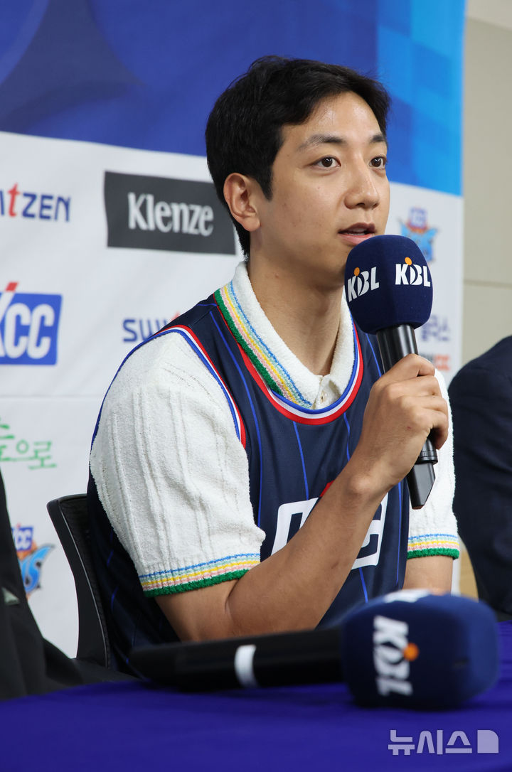 [서울=뉴시스] 김금보 기자 = 부산 KCC 이지스로 이적한 허훈이 29일 서울 강남구 KBL센터에서 열린 입단식에서 질문에 답하고 있다. 2025.05.29. kgb@newsis.com