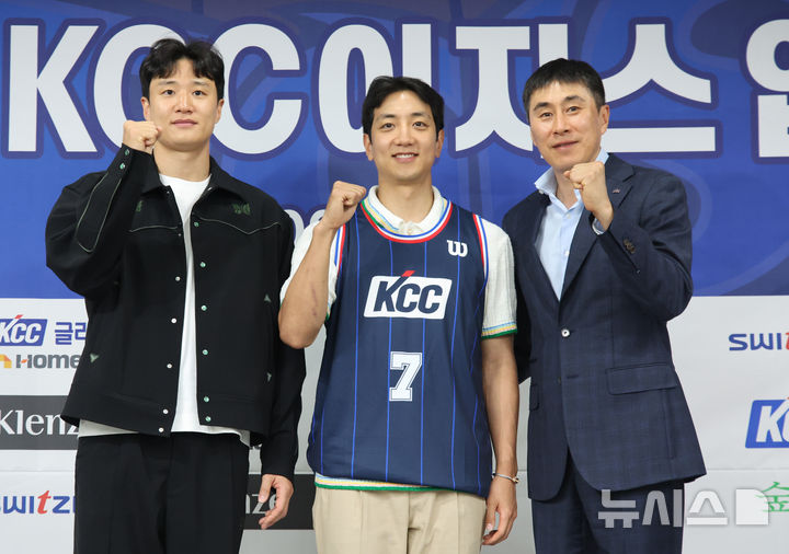 [서울=뉴시스] 김금보 기자 = 부산 KCC 이지스로 이적한 허훈(오른쪽)이 29일 서울 강남구 KBL센터에서 열린 입단식에서 허웅, 이상민 감독과 기념촬영을 하고 있다. 2025.05.29. kgb@newsis.com
