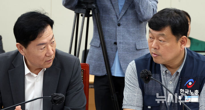 [세종=뉴시스] 강종민 기자 = 29일 세종시 정부세종청사에서 열린 최저임금위원회 제3차 전원회의에서 류기정 사용자 위원과 류기섭 근로자 위원이 얘기를 나누고 있다. 2025.05.29. ppkjm@newsis.com