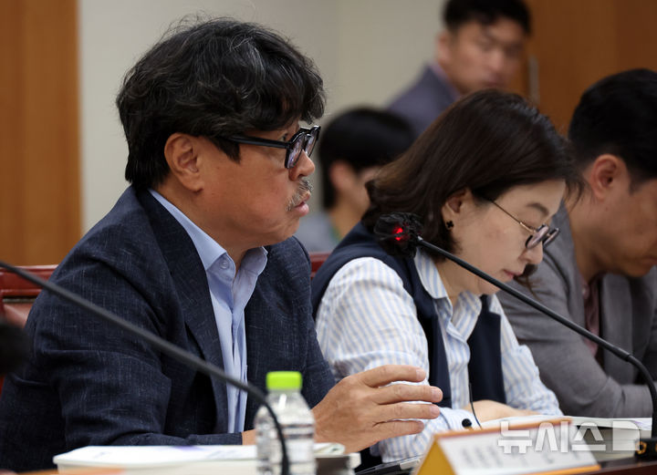 [세종=뉴시스] 강종민 기자 = 권순원 최저임금위원회 공익위원이 29일 세종시 정부세종청사에서 열린 최저임금위원회 제3차 전원회의에서 발언하고 있다. 2025.05.29. ppkjm@newsis.com