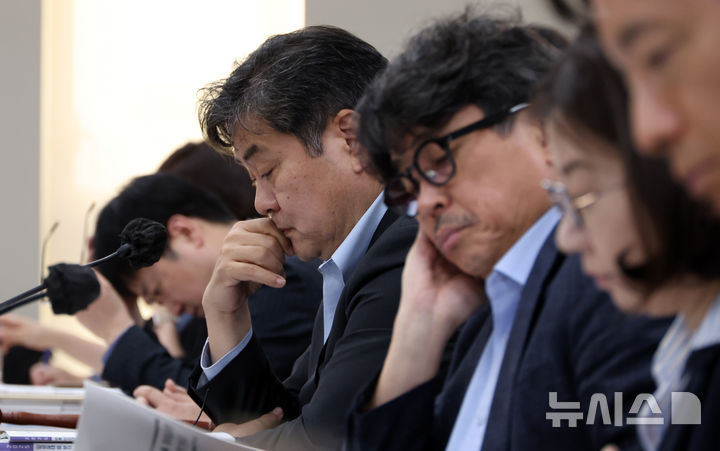 [세종=뉴시스] 강종민 기자 = 최저임금위원회 이인재 위원장과 권순원 공익위원이 29일 세종시 정부세종청사에서 열린 최저임금위원회 제3차 전원회의에서 노사 위원들의 발언을 들으며 고민스런 표정을 짓고 있다. 2025.05.29. ppkjm@newsis.com