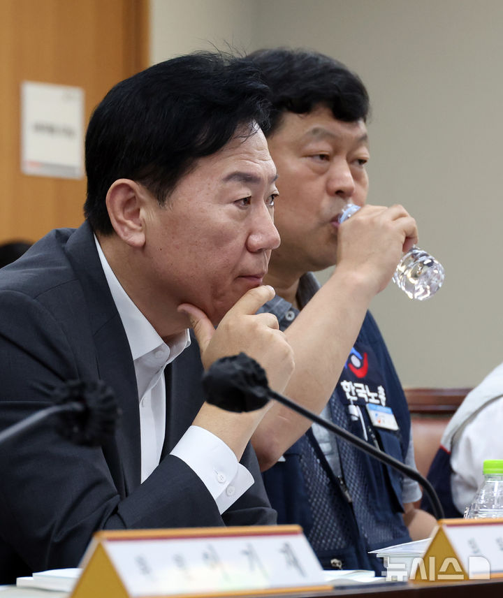 [세종=뉴시스] 강종민 기자 = 최저임금위원회 류기정 사용자 위원과 류기섭 사용자 위원이 29일 세종시 정부세종청사에서 열린 최저임금위원회 제3차 전원회의에서 이인재 위원장의 발언을 듣고 있다. 2025.05.29. ppkjm@newsis.com