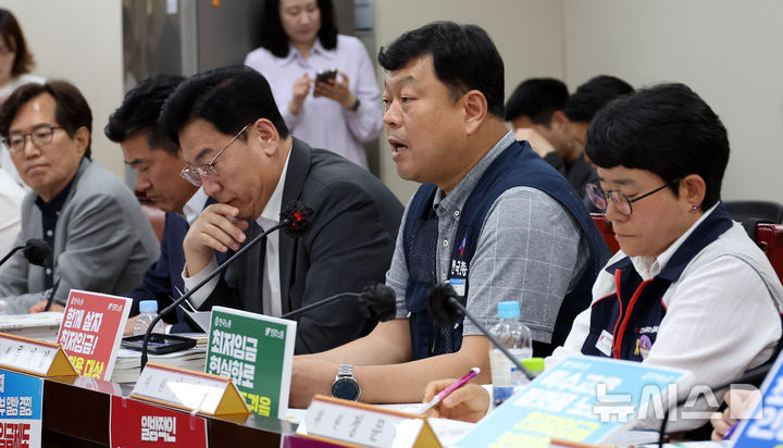 [세종=뉴시스] 강종민 기자 = 류기섭 최저임금위원회 근로자 위원이 29일 세종시 정부세종청사에서 열린 최저임금위원회 제3차 전원회의에서 발언하고 있다. 2025.05.29. ppkjm@newsis.com