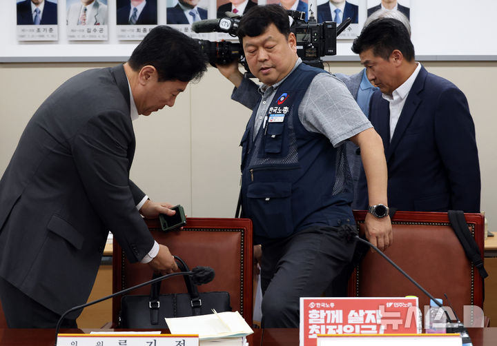 [세종=뉴시스] 강종민 기자 = 29일 세종시 정부세종청사에서 열린 최저임금위원회 제3차 전원회의에 참석한 류기정사용자 위원과 류기섭 근로자 위원이 자리에 앉고 있다. 2025.05.29. ppkjm@newsis.com