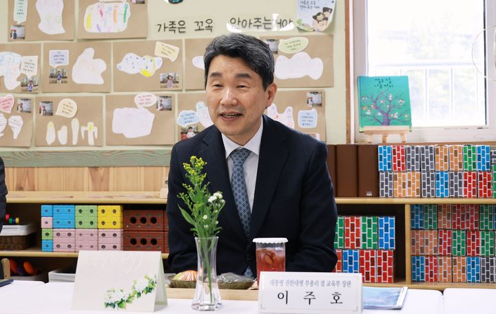 [서울=뉴시스] 최진석 기자 = 이주호 대통령 권한대행 부총리 겸 교육부 장관이 29일 서울 서초구립도구머리 어린이집을 방문해 영유아학교 시범사업 운영 상황을 점검하고 있다. (사진=교육부 제공) 2025.05.29. photo@newsis.com *재판매 및 DB 금지