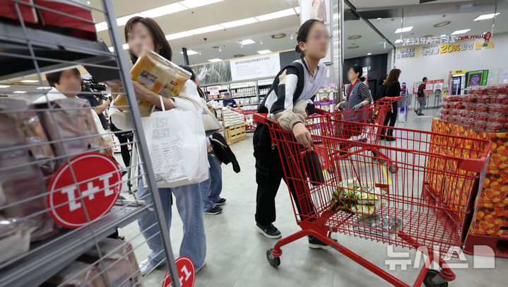 [서울=뉴시스] 김선웅 기자 = 서울 소재 유통매장에서 시민들이 장을 보고 있다. 2025.05.29. mangusta@newsis.com