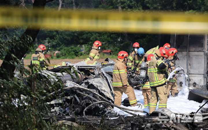 [포항=뉴시스] 이무열 기자 = 29일 오후 1시 52분께 경북 포항시 남구 동해면 신정리 인근 한 야산에 해군 항공사령부 소속 P-3 해상초계기가 추락해 군과 소방 당국 등 관계기관이 현장 수습을 하고 있다. 2025.05.29. lmy@newsis.com