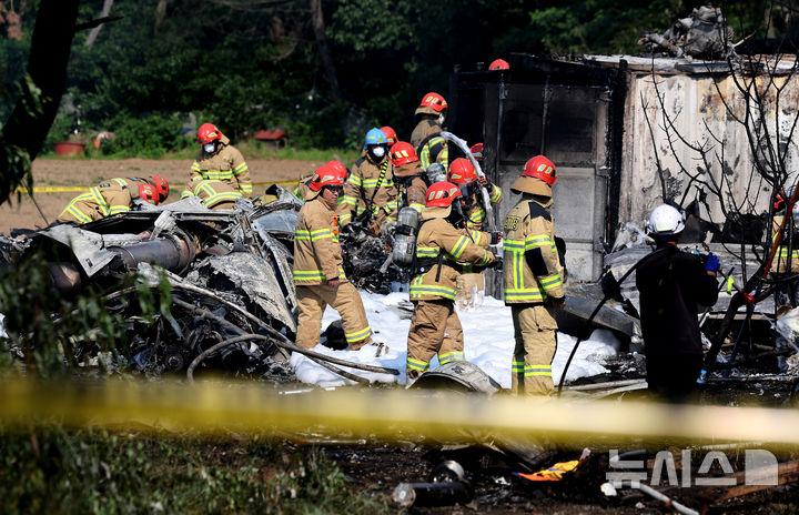 [포항=뉴시스] 이무열 기자 = 29일 오후 1시 52분께 경북 포항시 남구 동해면 신정리 인근 한 야산에 해군 항공사령부 소속 P-3 해상초계기가 추락해 군과 소방 당국 등 관계기관이 현장 수습을 하고 있다. 2025.05.29. lmy@newsis.com