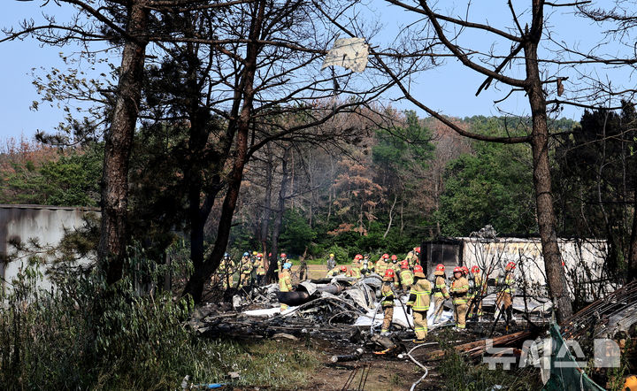 [포항=뉴시스] 이무열 기자 = 29일 오후 1시 52분께 경북 포항시 남구 동해면 신정리 인근 한 야산에 해군 항공사령부 소속 P-3 해상초계기가 추락해 군과 소방 당국 등 관계기관이 현장 수습을 하고 있다. 2025.05.29. lmy@newsis.com