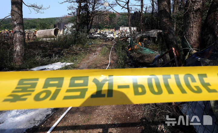 [포항=뉴시스] 이무열 기자 = 29일 오후 1시 52분께 경북 포항시 남구 동해면 신정리 인근 한 야산에 해군 항공사령부 소속 P-3 해상초계기가 추락해 군과 소방 당국 등 관계기관이 현장 수습을 하고 있다. 2025.05.29. lmy@newsis.com